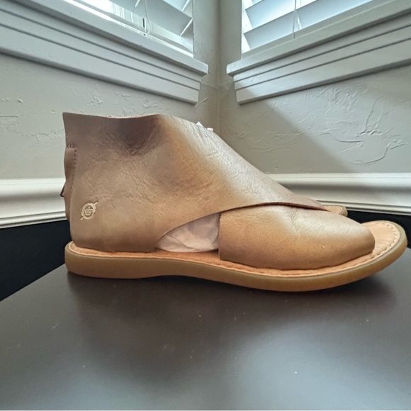 Born Iwa criss-cross Gold Sandal size 7 - Picture 1 of 7